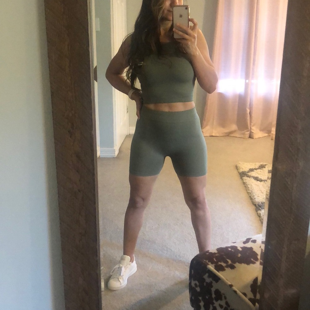 Women's Seamless Racerback Top & Biker Short Set - Picture 6 of 6